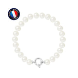 Le bracelet Perlinea NOELYSE, composé de perles de culture blanches de 8/9 mm et d'un fermoir à anneau en argent, est présenté sur un fond blanc. Dans le coin supérieur gauche, le logo circulaire "Artisan Bijoutier Français" apparaît en rouge, blanc et bleu.