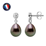 Les Boucles d'Oreilles ISOBELLA Diamond de Perlinea sont ornées de perles de Tahiti en forme de larme et de pierres précieuses transparentes étincelantes, avec le logo Perlinea dans le coin supérieur gauche.