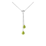Le Collier TOI & MOI | Perles de Culture Vertes Tonic de Perlinea est un collier en argent 925, composé de deux chaînes délicates ornées chacune d'une perle de culture verte en forme de goutte d'eau - une élégance artisanale parfaite pour toutes les occasions.