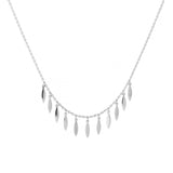 Le Collier Pampilles Beloved en argent 925 présente de petites perles allongées et régulièrement espacées le long de sa chaîne, sur un fond blanc uni.