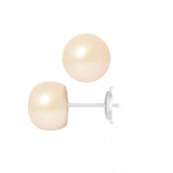 Le Boucle d'Oreilles Bouton AYA de Perlinea se compose de perles de culture rondes et roses montées sur des clous d'or blanc avec attache papillon, sur fond blanc uni.