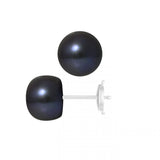Le Boucle d'Oreilles Bouton AYA de Perlinea se compose de clous d'oreilles en perles de culture de Tahiti noires avec des montants en or blanc et des fermetures papillon, sur fond blanc.