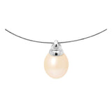Le Perlinea Collier IAO | Perle de Culture Rose Naturel présente un pendentif en perle d'eau douce rose vif avec un capuchon en argent sur une délicate chaîne en argent 925, mise en valeur sur un fond blanc.