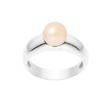 La Bague AURORE de Perlinea est une bague en argent 925 avec une perle de culture lisse, ronde et rose pâle, élégamment mise en valeur sur un fond blanc.