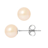 Une paire de Boucle d'Oreilles Bouton AYA de Perlinea, comprenant des perles de culture roses rondes de 7/8 mm et des tiges en argent 925 avec des dos de papillon, montrées de côté et de face sur un fond blanc.