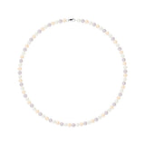 Le Collier NOELYSE de Perlinea est composé de perles d'eau douce multicolores de 5/6 mm et d'un fermoir en argent, disposés avec art sur un fond blanc uni.