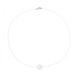 Le Collier SOFIA | Perle Blanche de Perlinea est composé d'un fil fin, presque invisible, et d'une seule perle de culture ronde au centre, présentée sur un fond blanc uni.