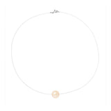 Le Perlinea Collier SOFIA | Perle Rose Naturel présente une seule perle de culture ronde rose naturelle sur un cordon fin, presque invisible, avec un fermoir en argent 925, élégamment mis en valeur sur un fond blanc.