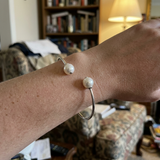 Bracciale rigido in argento e vere perle coltivate bianche | Katalia