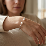 Bracciale rigido in argento e vere perle coltivate bianche | Katalia