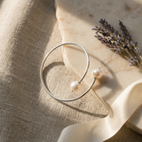 Bracciale rigido in argento e vere perle coltivate bianche | Katalia