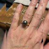 Anello in oro giallo con una magnifica perla di Tahiti