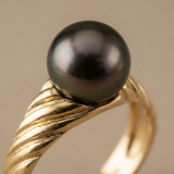 Anello in oro giallo con una magnifica perla di Tahiti | Melia