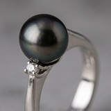 Anello in oro con diamante e perla di Tahiti | Alessandra