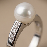 Anello- Perle coltivate d'acqua dolce- Rotonde 8-9 mm Bianche- Oro bianco- Diamanti