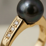 Anello in oro giallo e perle coltivate nere ornato di diamanti
