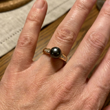 Anello in oro giallo e perle coltivate nere ornato di diamanti