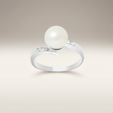 Anello in oro bianco ornato di diamanti e perla bianca