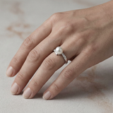 Anello in oro bianco ornato di diamanti e perla bianca