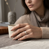 Anello in oro bianco ornato di diamanti e perla bianca