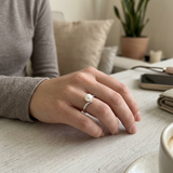 Anello in oro bianco ornato di diamanti e perla bianca