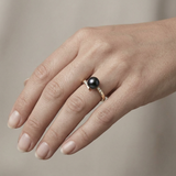 Anello in oro giallo e perla nera di Tahiti