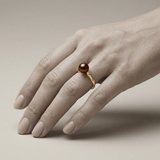 Anello- Perle coltivate d'acqua dolce- Diametro rotondo 7-8 mm Cioccolato- Misura 48 (EU)- Oro giallo