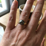 Anello in oro giallo con una magnifica perla di Tahiti | Melia