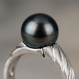 Anello in oro bianco e perla di Tahiti | Melia