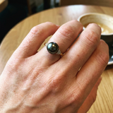 Anello in oro bianco e perla di Tahiti | Melia