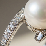 Anello- Perle Coltivate - Rotonde 8-9 mm Bianche- Oro Bianco- Diamanti