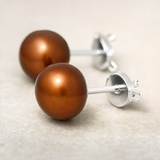 Orecchini a bottone con perle coltivate d'acqua dolce diametro 9-10 mm in oro bianco marrone