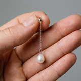 Orecchini pendenti in oro bianco e perle bianche | Lolita