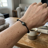 Questo eccezionale bracciale da uomo in autentica perla coltivata di Tahiti da 10/11 mm