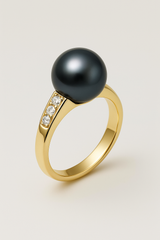 Anello in oro giallo e perle coltivate nere ornato di diamanti