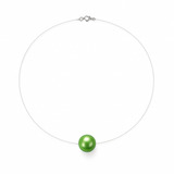 Le Perlinea Collier SOFIA | Perle Vert présente une seule perle de culture ronde rose naturelle sur un cordon fin, presque invisible, avec un fermoir en argent 925, élégamment mis en valeur sur un fond blanc.