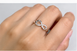 Anello regolabile con motivo “INFINITO”.