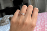 Anello regolabile con motivo “INFINITO”.