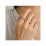 Anello regolabile con motivo “INFINITO”.