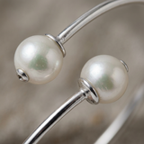 Bracciale rigido in argento e vere perle coltivate bianche | Katalia