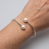 Bracciale rigido in argento e vere perle coltivate bianche | Katalia
