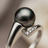 Anello- Perle coltivate di Tahiti- Diametro rotondo 8-9 mm- Oro bianco- Diamanti
