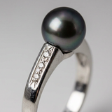 Anello- Perle coltivate- Diametro 8-9 mm Nero Tahiti- Oro bianco- Diamanti