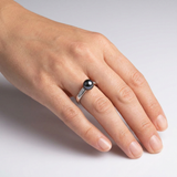 Anello- Perle coltivate- Diametro 8-9 mm Nero Tahiti- Oro bianco- Diamanti