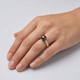 Anello in oro giallo e perle coltivate nere ornato di diamanti