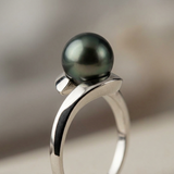 Anello in oro bianco con perla di Tahiti | Già
