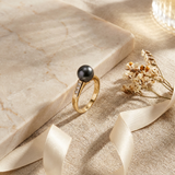 Anello in oro giallo e perle coltivate nere ornato di diamanti