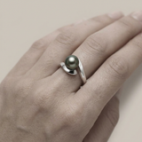 Anello in oro bianco con perla di Tahiti | Già