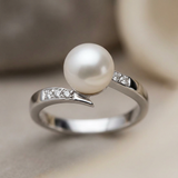 Anello in oro bianco ornato di diamanti e perla bianca