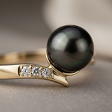 Anello in oro giallo e perla nera di Tahiti